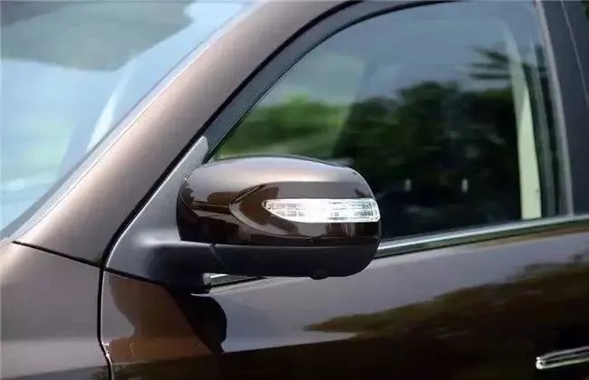 緊閉車(chē)門(mén)防風(fēng)沙_大風(fēng)天氣安全駕車(chē)_出行提示