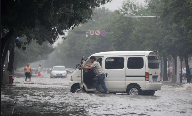 雨天開車注意事項(xiàng)_出行提示_雨天安全出行