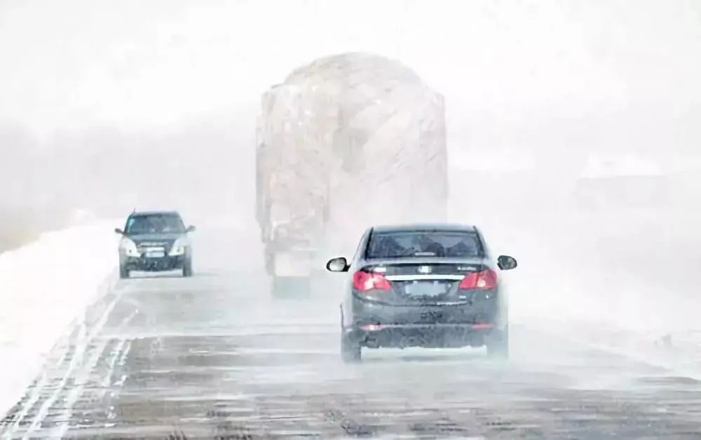 雪天行車(chē)安全小貼士_冬季雪地駕駛技巧_出行提示