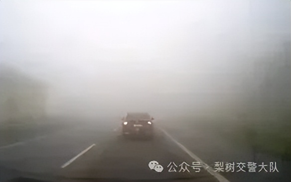 出行提示_秋冬交通安全指南_路面濕滑黏膩能見度驟降