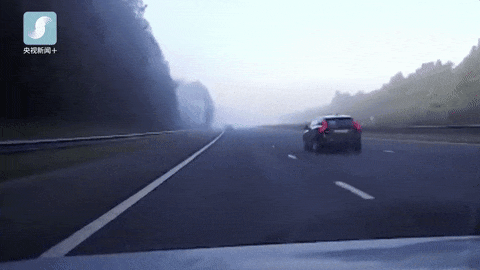 路面濕滑黏膩能見(jiàn)度驟降_秋冬交通安全指南_出行提示