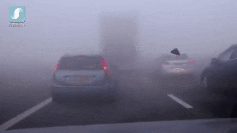 秋冬交通安全指南_路面濕滑黏膩能見(jiàn)度驟降_出行提示