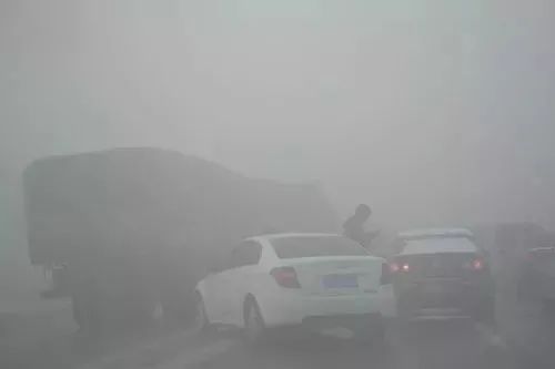 秋冬交通安全指南_出行提示_路面濕滑黏膩能見(jiàn)度驟降