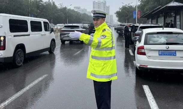 暴雨天氣行車注意事項(xiàng)_出行提示_雨天駕車安全提示
