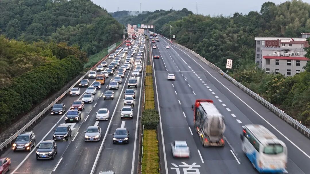 高速行車安全提示_國慶中秋返程鐵路客流量_出行提示