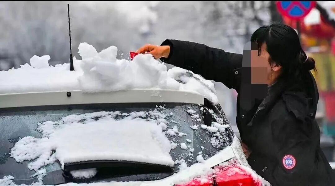 駕車出行清理車輛積雪檢查車燈剎車輪胎_駕駛過程中控制車速保持車距使用燈光謹(jǐn)慎轉(zhuǎn)彎_出行提示