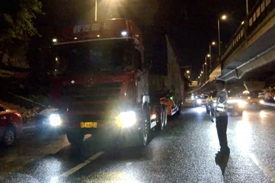 禁行_貨運(yùn)車(chē)輛超載整治行動(dòng)_哈爾濱市公安局交管部門(mén)夏季道路交通安全整治