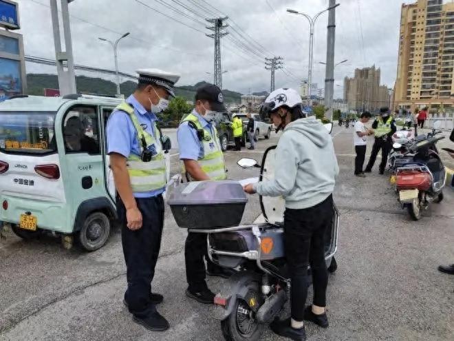 黃色臨時標識牌禁行_禁行_電動車號牌新規(guī)