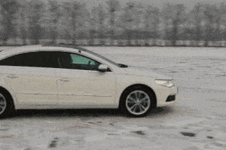 降雪天氣開車注意事項_雪地行車安全技巧_出行提示