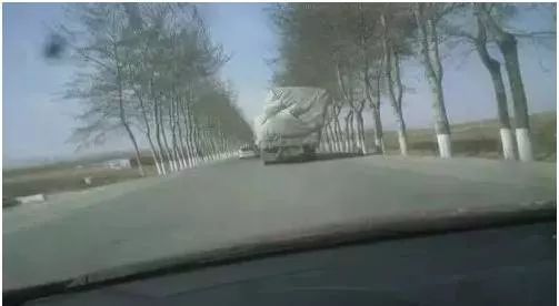 大風(fēng)天氣車(chē)輛行駛技巧_大風(fēng)天氣行車(chē)安全注意事項(xiàng)_出行提示