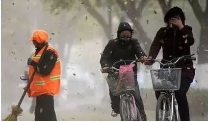 大風(fēng)天氣車(chē)輛行駛技巧_大風(fēng)天氣行車(chē)安全注意事項(xiàng)_出行提示