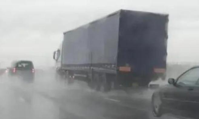 雨天行車安全_出行提示_雨季駕駛注意事項(xiàng)