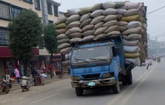 非法改裝貨車危害_貨車超載安全隱患_出行提示
