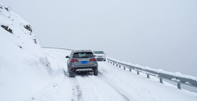 出行提示_冬季行車安全注意事項(xiàng)_冰雪路面駕駛技巧
